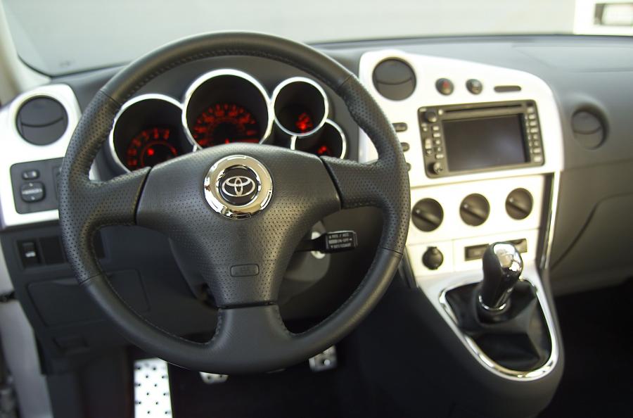 Торпедо Toyota Corolla Matrix Concept (E130) 2001 года  (фото 23 из 34)